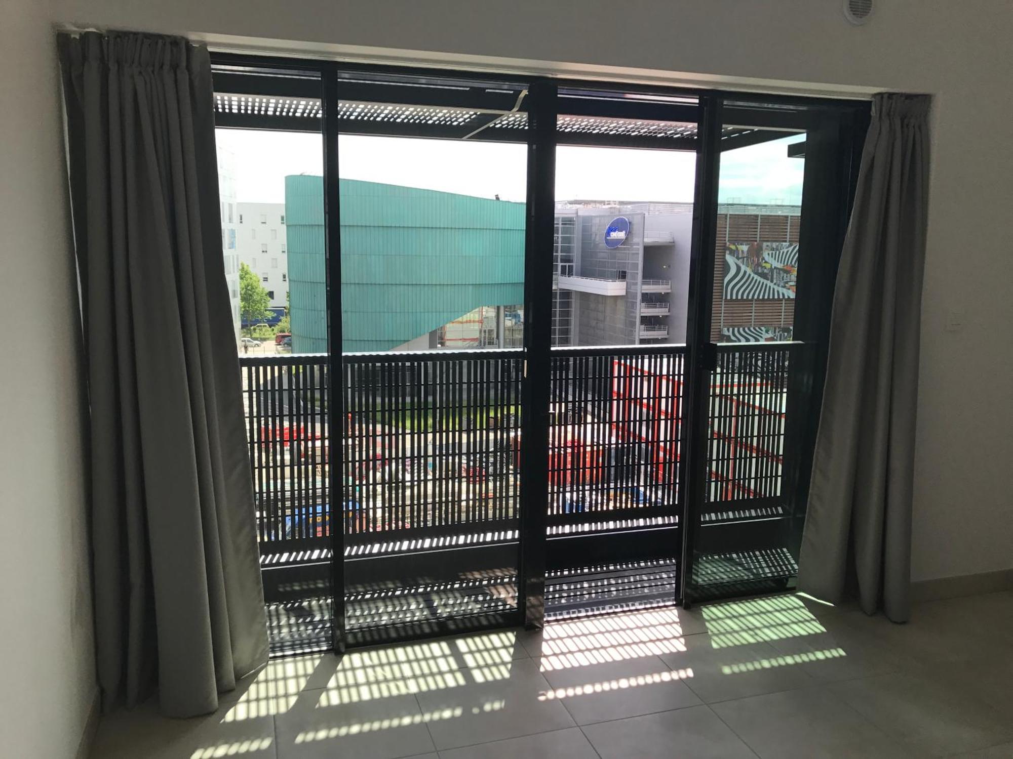 Apartment 25 M2 Tour Black Swans Centre Tram C Et E Direct Parlement Europeen A 15 Minutes Arrivee 24 Sur 24